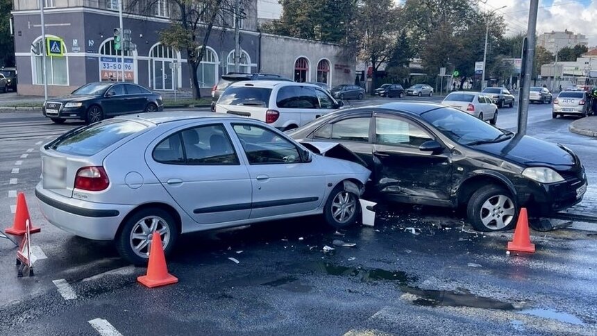 На Советском проспекте легковушка вжала в светофор другую машину  - Новости Калининграда | Фото: пресс-служба УМВД России по Калининградской области