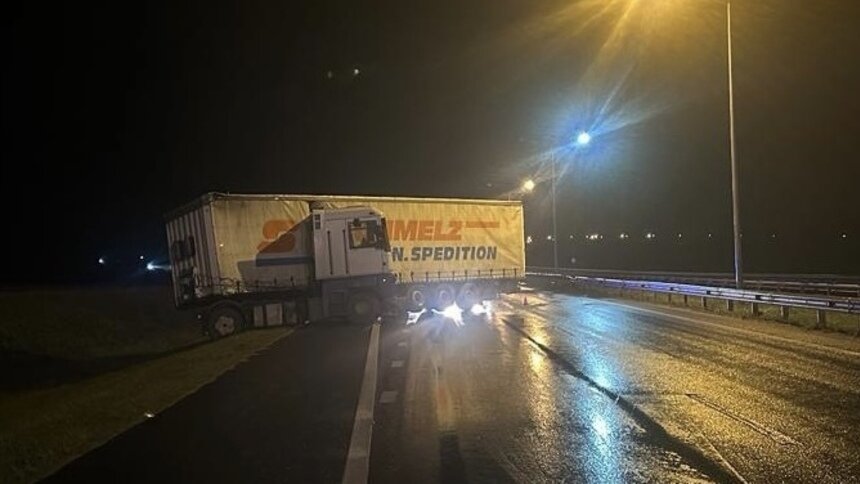 В Гвардейском районе водитель фуры не справился с управлением и протаранил отбойник  - Новости Калининграда | Фото: пресс-служба УМВД России по Калининградской области