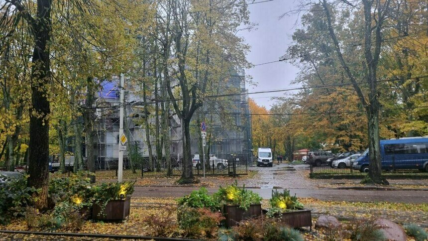 В Калининграде на строительных лесах у театра кукол нашли тело мужчины (фото) - Новости Калининграда | Фото очевидцев