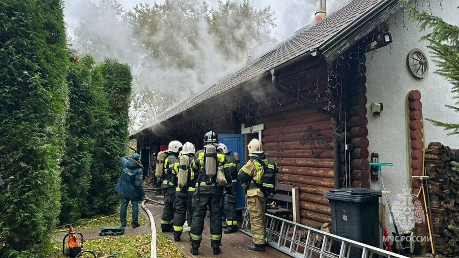 Под Калининградом загорелся банный комплекс на территории гостевого дома «Охота» (фото, видео) - Новости Калининграда | Фото: пресс-служба ГУ МЧС России по Калининградской области