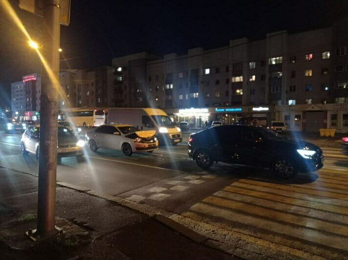 «Водитель увидел в последний момент»: девушка-фантом на «зебре» спровоцировала аварию у Дома Советов (фото) - Новости Калининграда | Фото очевидцев