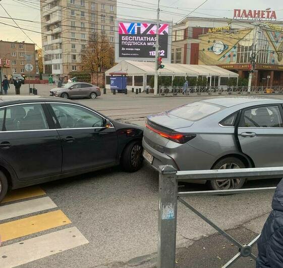 В центре Калининграда из-за двух ДТП собираются пробки (фото) - Новости Калининграда | Фото: очевидец