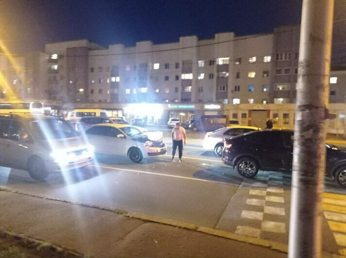 «Водитель увидел в последний момент»: девушка-фантом на «зебре» спровоцировала аварию у Дома Советов (фото) - Новости Калининграда | Фото очевидцев