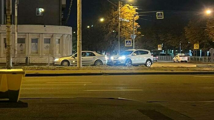 «Водитель увидел в последний момент»: девушка-фантом на «зебре» спровоцировала аварию у Дома Советов (фото) - Новости Калининграда | Фото очевидцев