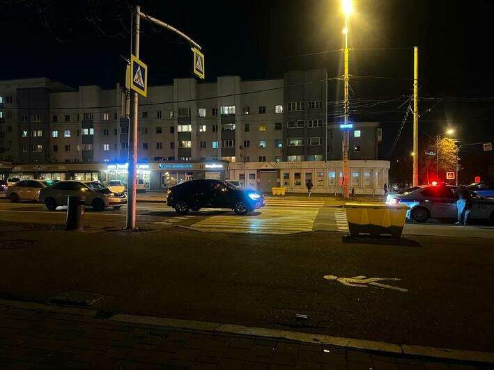 «Водитель увидел в последний момент»: девушка-фантом на «зебре» спровоцировала аварию у Дома Советов (фото) - Новости Калининграда | Фото очевидцев
