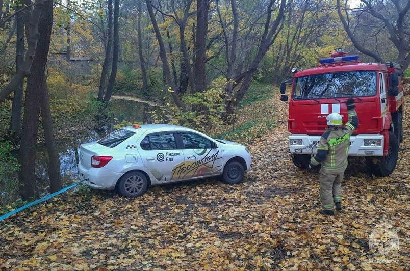 Неудачный манёвр: в Балтийске такси вылетело в кювет, водитель провалился в канаву (фото)    - Новости Калининграда | Фото: пресс-служба МЧС региона