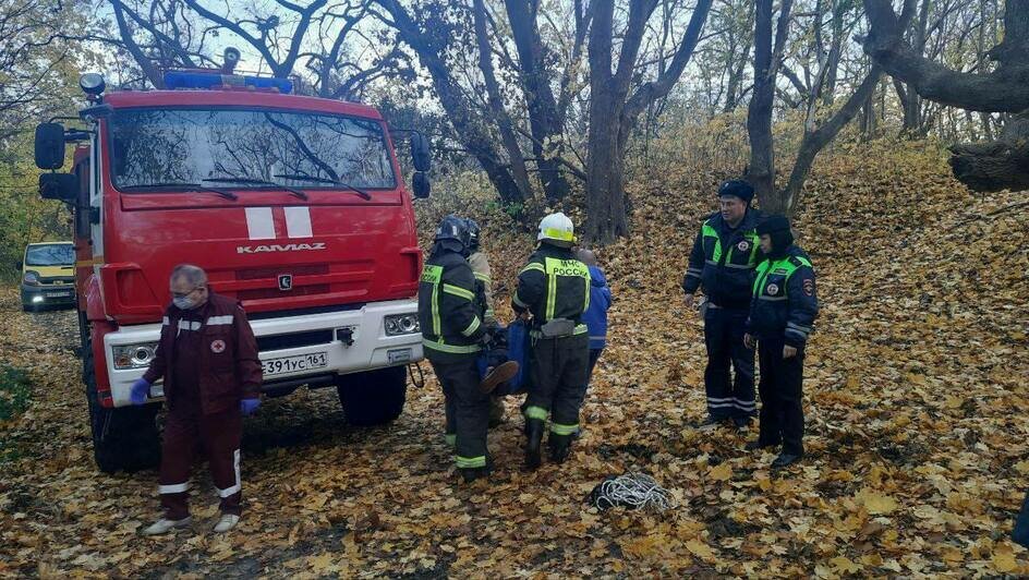Неудачный манёвр: в Балтийске такси вылетело в кювет, водитель провалился в канаву (фото)    - Новости Калининграда | Фото: пресс-служба МЧС региона
