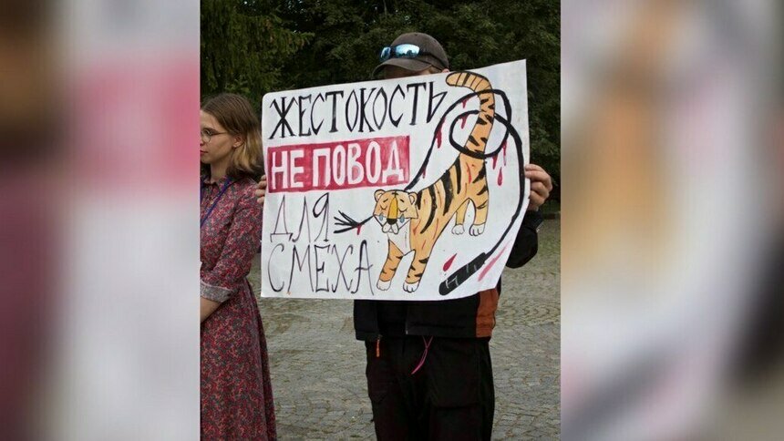 Пикетчик выступает против цирка у памятника «Землякам-космонавтам» | Сообщество «Калининград против жестокости»