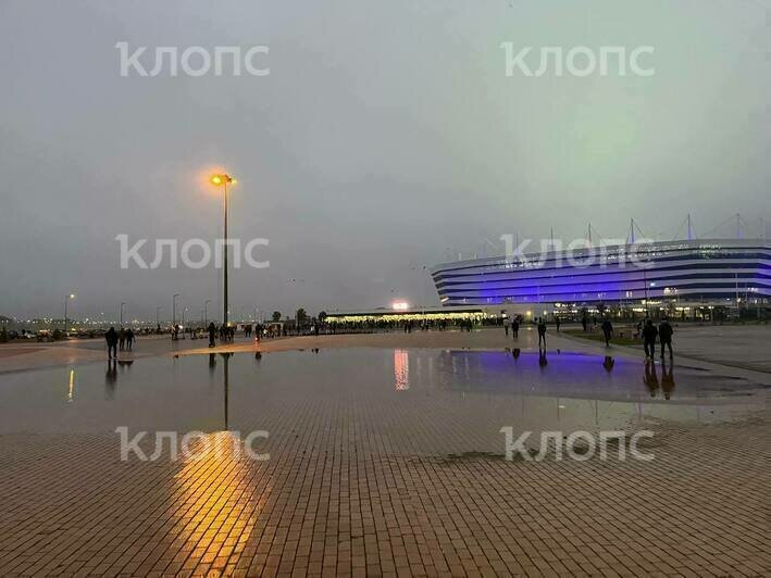 «Презентацию Балтийского моря сделали»: возле «Ростех арены»  огромная лужа преградила путь болельщикам (фото)  - Новости Калининграда | Фото: «Клопс»