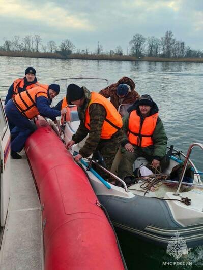 В Балтийском море недалеко от Янтарного потерял ход катер с четырьмя рыбаками (фото, видео)   - Новости Калининграда | Фото: пресс-служба МЧС региона