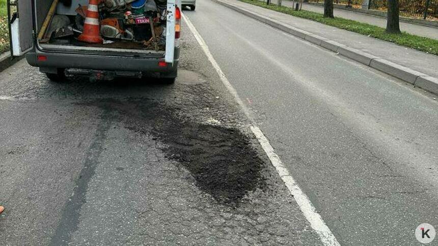 После публикации «Клопс» на Тополиной аллее залатали яму-ловушку, в которой водители теряли колёса - Новости Калининграда | Фото читателя