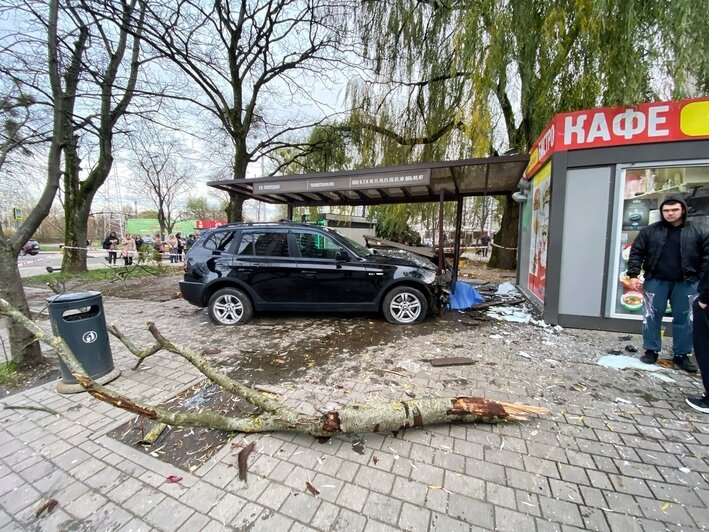 В Калининграде внедорожник протаранил остановку на перекрёстке Инженерной и Киевской (фото, видео) - Новости Калининграда | Фото: Александр Подгорчук / «Клопс»