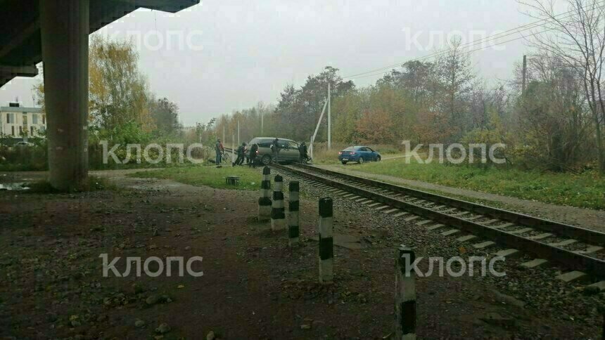 В Калининграде легковушка заглохла на ж/д путях, её толкают несколько мужчин (фото)  - Новости Калининграда | Фото: очевидец