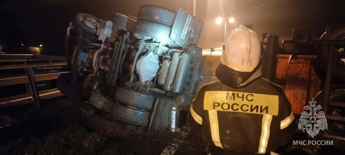 4 тонны горючего: в МЧС рассказали подробности аварии с бензовозом на Приморском кольце (фото) - Новости Калининграда | Фото: МЧС региона