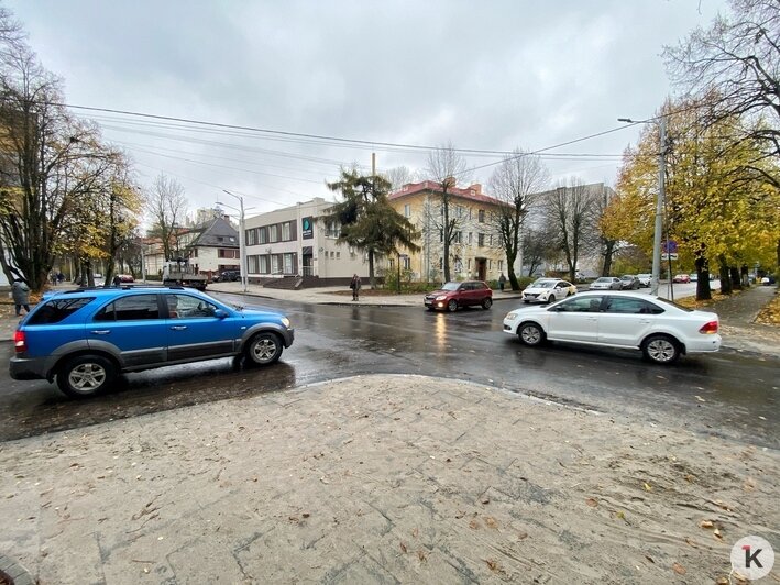 Знаков нет, все ездят: как проходит ремонт Красной и чем недовольны местные (фоторепортаж) - Новости Калининграда | Фото: Александр Подгорчук / «Клопс»