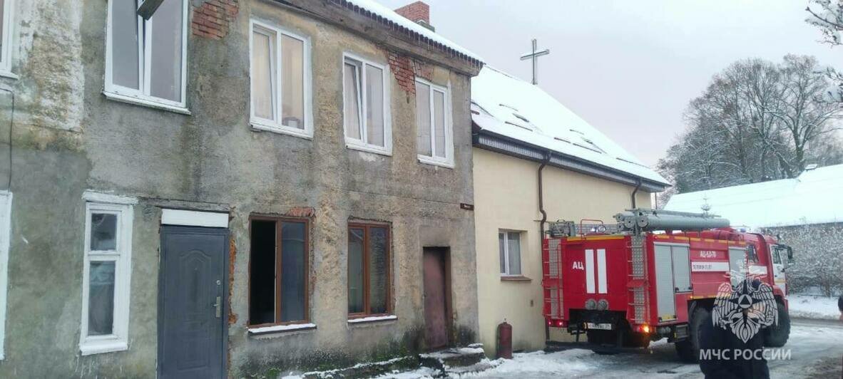 В Мельниково при тушении пожара в двухэтажном жилом доме обнаружили тело женщины (фото)   - Новости Калининграда | Фото: пресс-служба МЧС региона