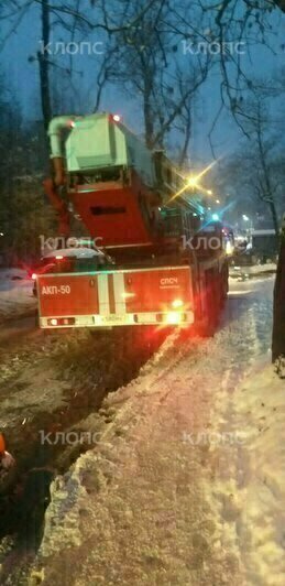 Из-за пожара в девятиэтажке жильцов подъезда эвакуировали  | Фото: очевидец