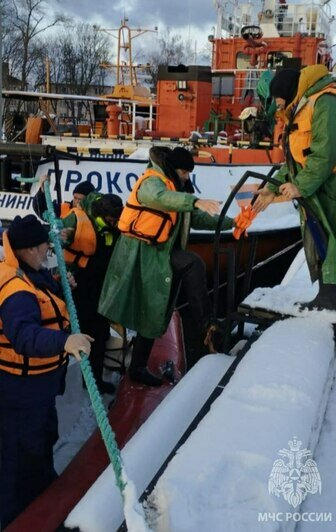 Сидели на перевёрнутой лодке: стали известны подробности спасения рыбаков в Балтийске (фото) - Новости Калининграда | Фото: пресс-служба МЧС по Калининградской области