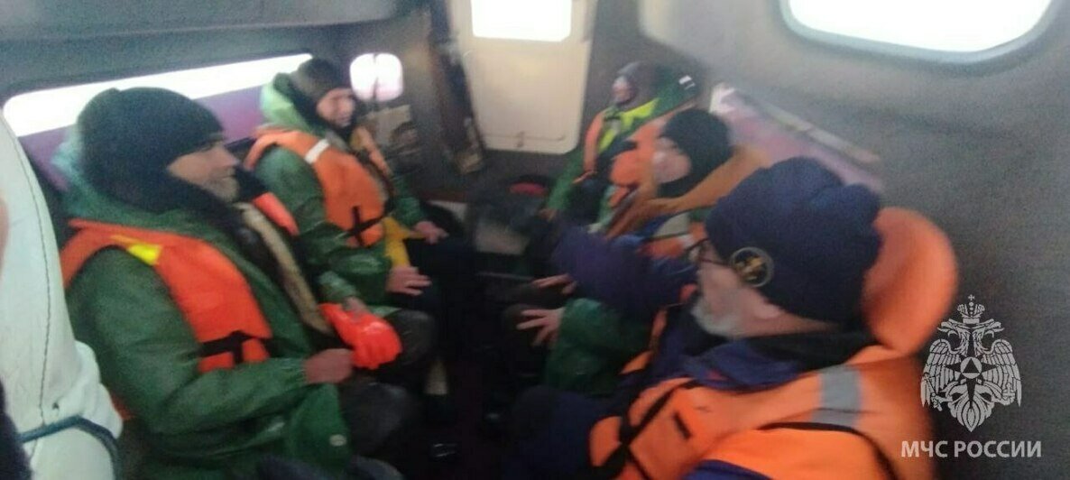 Сидели на перевёрнутой лодке: стали известны подробности спасения рыбаков в Балтийске (фото) - Новости Калининграда | Фото: пресс-служба МЧС по Калининградской области