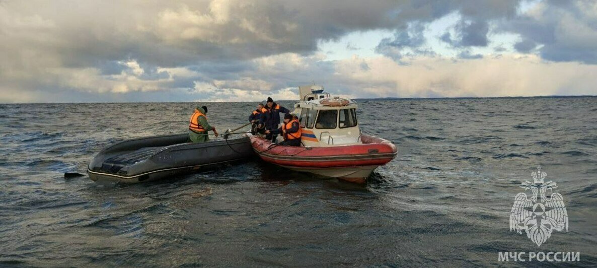 Сидели на перевёрнутой лодке: стали известны подробности спасения рыбаков в Балтийске (фото) - Новости Калининграда | Фото: пресс-служба МЧС по Калининградской области