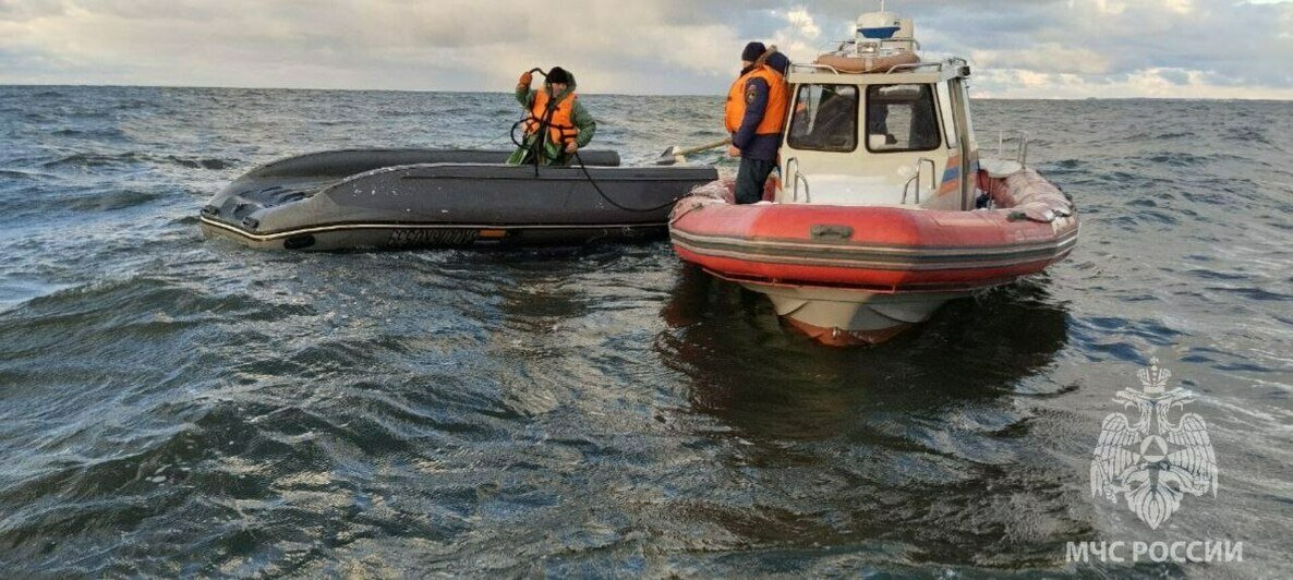 Сидели на перевёрнутой лодке: стали известны подробности спасения рыбаков в Балтийске (фото) - Новости Калининграда | Фото: пресс-служба МЧС по Калининградской области