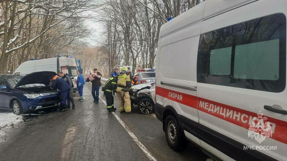 На балтийском шоссе лоб в лоб столкнулись два автомобиля, среди пострадавших — двухлетняя девочка (фото)  - Новости Калининграда | Фото: Управление МЧС по Калининградской области