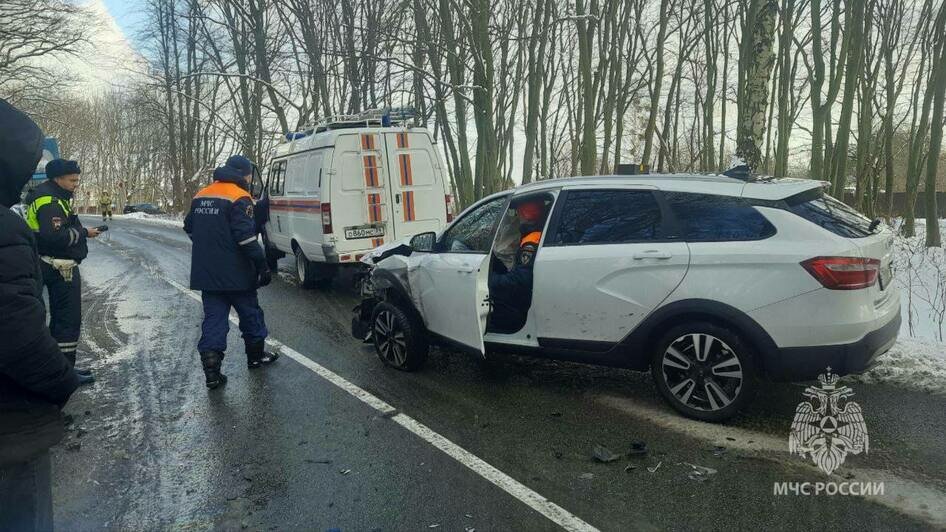 На балтийском шоссе лоб в лоб столкнулись два автомобиля, среди пострадавших — двухлетняя девочка (фото)  - Новости Калининграда | Фото: Управление МЧС по Калининградской области