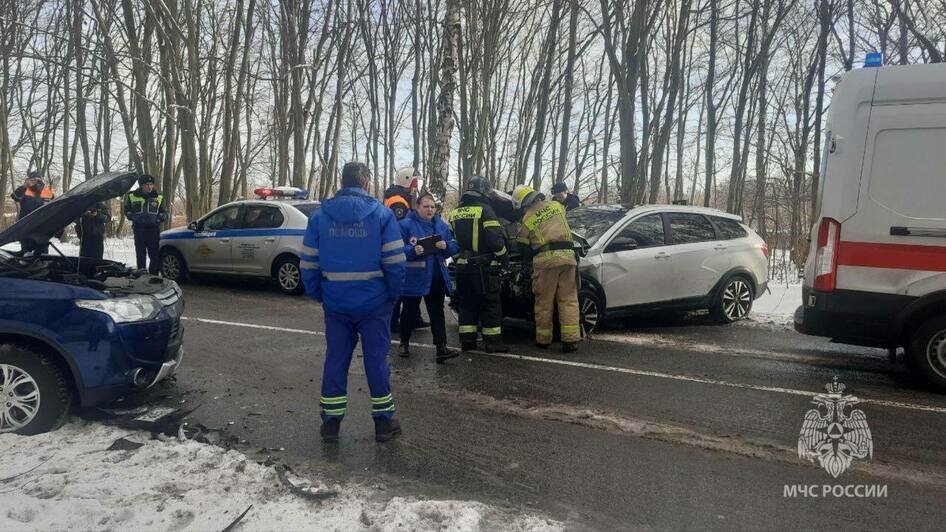 На балтийском шоссе лоб в лоб столкнулись два автомобиля, среди пострадавших — двухлетняя девочка (фото)  - Новости Калининграда | Фото: Управление МЧС по Калининградской области