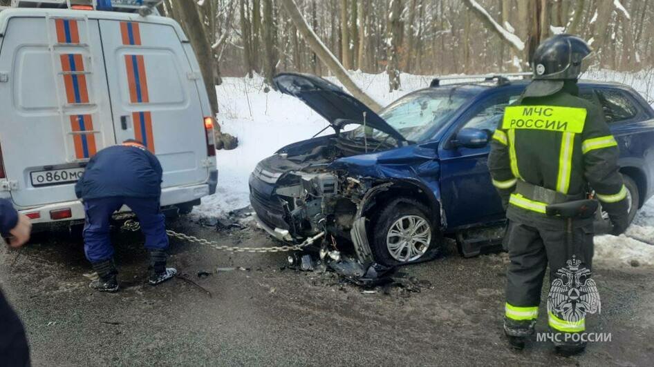 На балтийском шоссе лоб в лоб столкнулись два автомобиля, среди пострадавших — двухлетняя девочка (фото)  - Новости Калининграда | Фото: Управление МЧС по Калининградской области