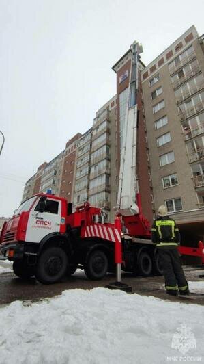 «Мог упасть в любой момент»: на Артиллерийской сотрудники МЧС демонтировали повреждённый из-за шторма флюгер (фото)    - Новости Калининграда | Фото: пресс-служба МЧС региона