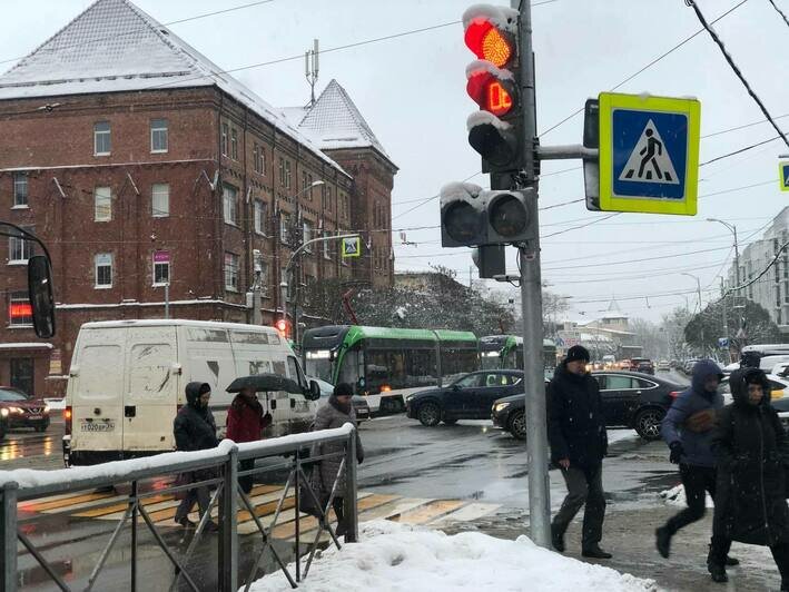 Трамвайная линия заблокирована: из-за ДТП перекрёсток Пролетарской и Черняховского встал в пробке - Новости Калининграда | Фото: очевидец