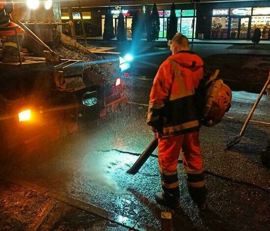 Морозы не помеха: в Калининграде нашли способ латать ямы на дорогах с помощью литого асфальта - Новости Калининграда | Фото: пресс-служба администрации Калининграда