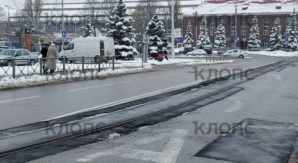 На Южном вокзале через 2 недели после укладки развалился асфальт (фото) - Новости Калининграда