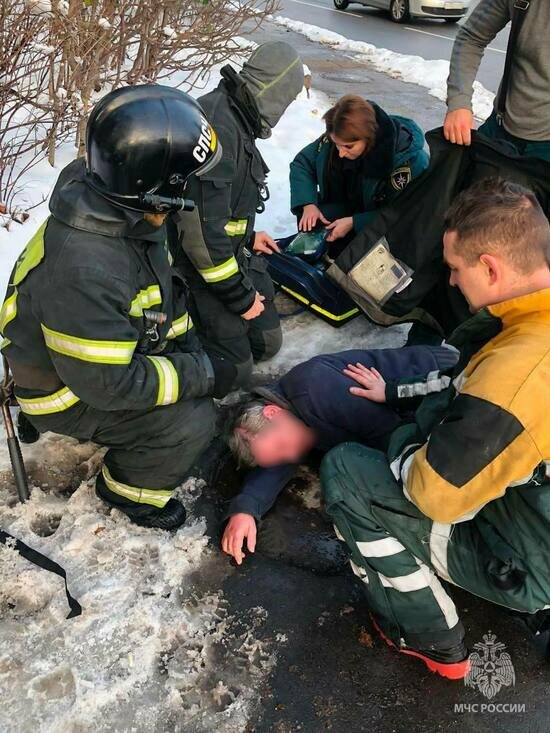 Пока набирали цистерну, спасли человека: калининградские пожарные оказали помощь мужчине с приступом эпилепсии - Новости Калининграда | Фото: пресс-служба МЧС по Калининградской области