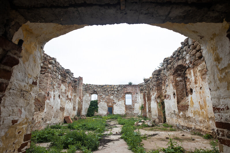 Склеп и руины кирхи в пос. Заливное | Фото: Александр Подгорчук / «Клопс»