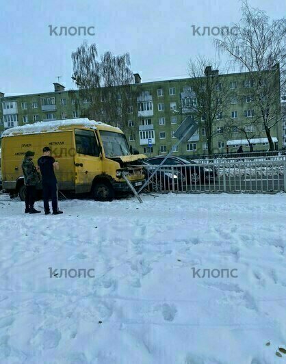 На Шатурской жёлтый микроавтобус протаранил забор (фото) - Новости Калининграда | Фото: очевидец