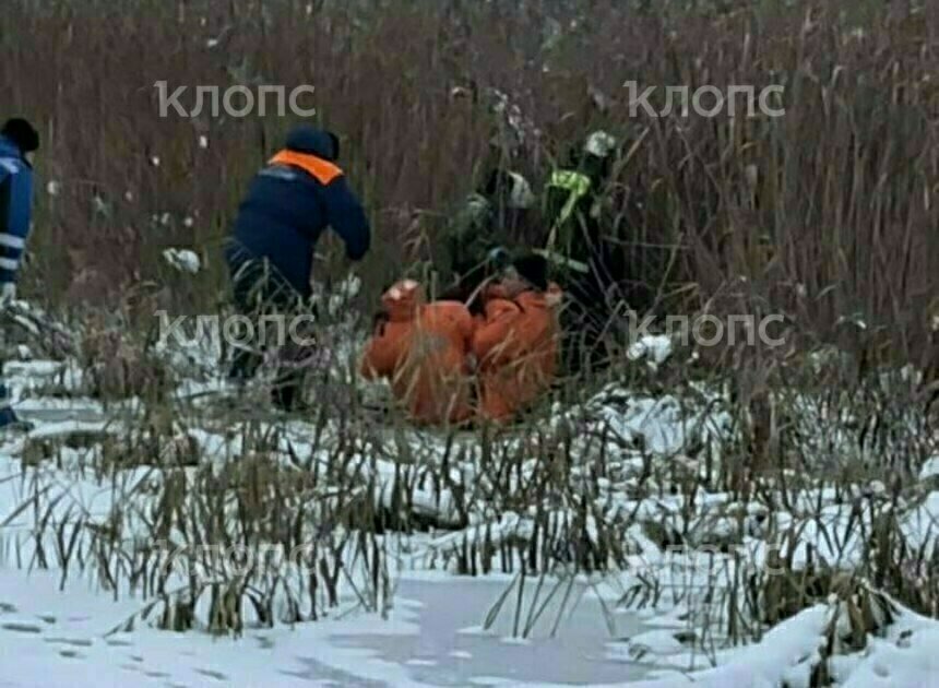 Спасатели доставляют пострадавших к машине скорой помощи. | Фото: Татьяна