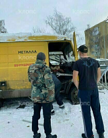 На Шатурской жёлтый микроавтобус протаранил забор (фото) - Новости Калининграда | Фото: очевидец