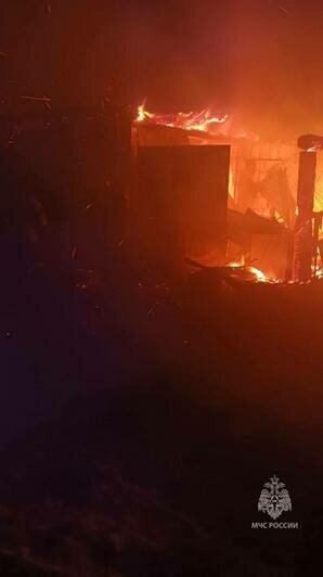 В посёлке под Зеленоградском загорелся гараж, пожарные вытащили из огня три газовых баллона (фото) - Новости Калининграда | Фото: МЧС региона