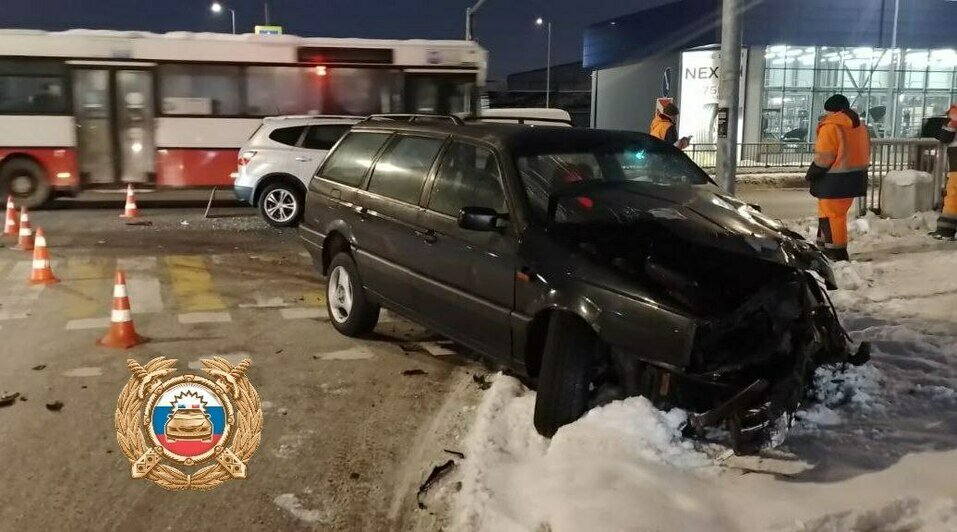 На Гагарина столкнулись два автомобиля, водителей увезли на скорой  - Новости Калининграда | Фото: пресс-служба региональной ГИБДД