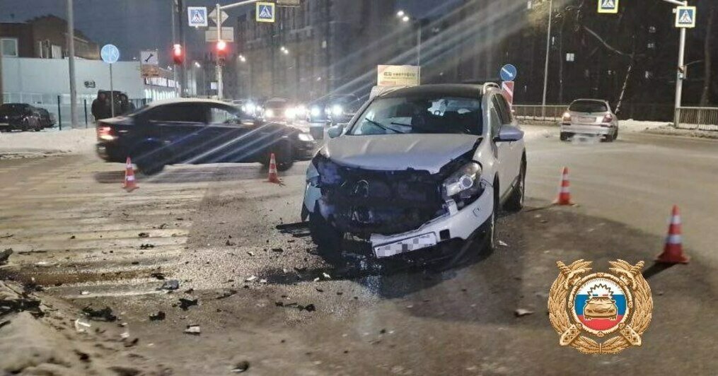 На Гагарина столкнулись два автомобиля, водителей увезли на скорой  - Новости Калининграда | Фото: пресс-служба региональной ГИБДД
