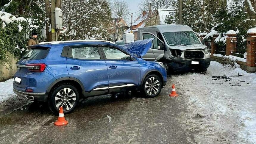На Воздушной микроавтобус лоб в лоб столкнулся с внедорожником  - Новости Калининграда | Фото: пресс-служба УМВД по Калининградской области