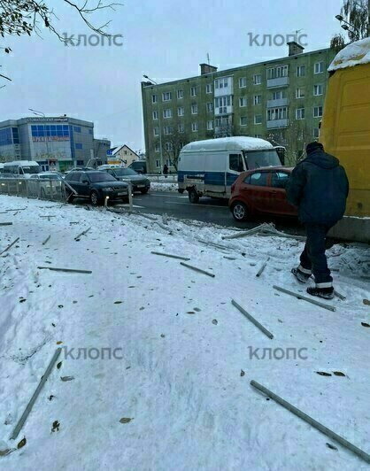 На Шатурской жёлтый микроавтобус протаранил забор (фото) - Новости Калининграда | Фото: очевидец