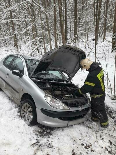 Под Гвардейском автомобиль вылетел в кювет, упавшую на бок машину ставили на колёса спасатели (фото)  - Новости Калининграда | Фото: МЧС