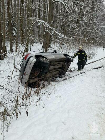 Под Гвардейском автомобиль вылетел в кювет, упавшую на бок машину ставили на колёса спасатели (фото)  - Новости Калининграда | Фото: МЧС