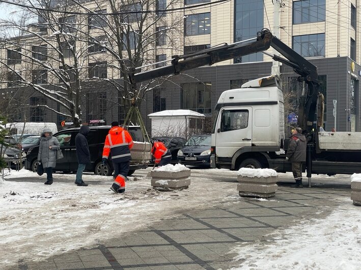 «Общаться с автомобилистами бесполезно»: на Театральной тротуар загородили от машин (фото) - Новости Калининграда | Фото: Денис Шелеметьев / «Клопс»