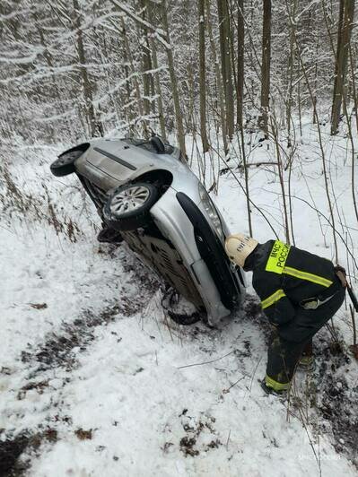 Под Гвардейском автомобиль вылетел в кювет, упавшую на бок машину ставили на колёса спасатели (фото)  - Новости Калининграда | Фото: МЧС