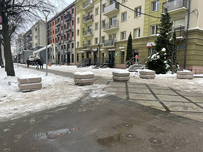 «Общаться с автомобилистами бесполезно»: на Театральной тротуар загородили от машин (фото) - Новости Калининграда | Фото: Денис Шелеметьев / «Клопс»