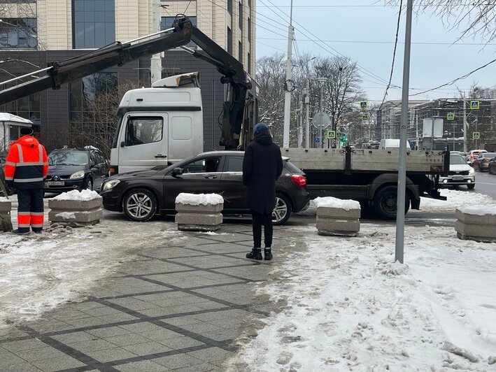 «Общаться с автомобилистами бесполезно»: на Театральной тротуар загородили от машин (фото) - Новости Калининграда | Фото: Денис Шелеметьев / «Клопс»