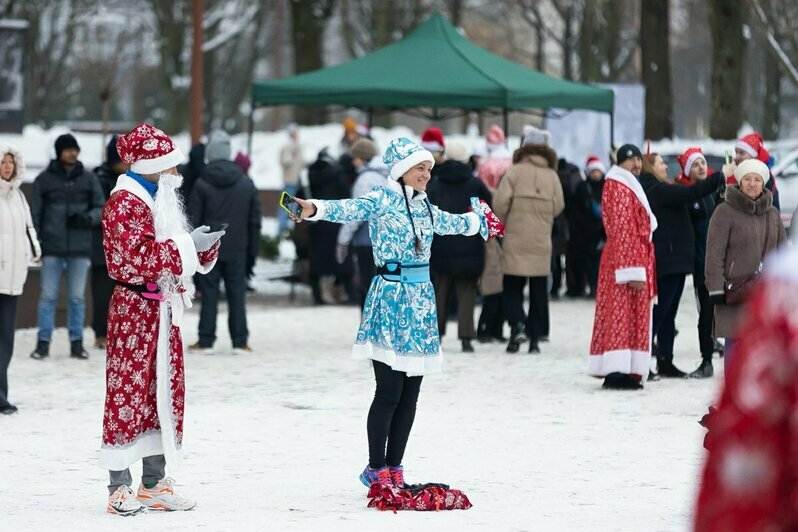 В Калининграде состоялся забег Дедов Морозов (фоторепортаж)    - Новости Калининграда | Фото: Александр Подгорчук / «Клопс»